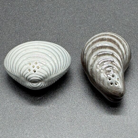 Novelty Sea Shells Salt and Pepper Shakers Clams - Picture 3 of 5